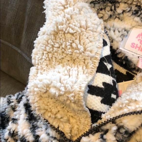 NWT Cozy Sherpa Fleece Pullover - Picture 3 of 6